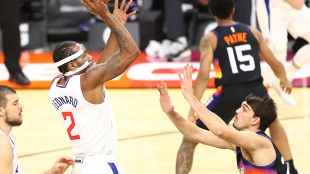 Jan 3, 2021; Phoenix, Arizona, USA; Los Angeles Clippers forward Kawhi Leonard (2) shoots against the Phoenix Suns in the first half at Phoenix Suns Arena. Mandatory Credit: Billy Hardiman-USA TODAY Sports